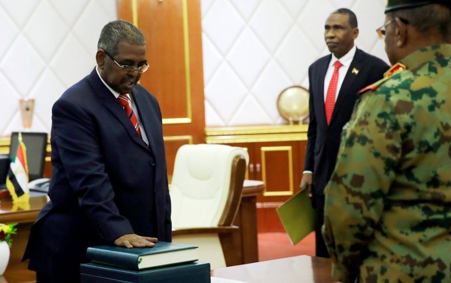 رئيس الوزراء السوداني الجديد يؤدي اليمين وتظاهرات جديدة
