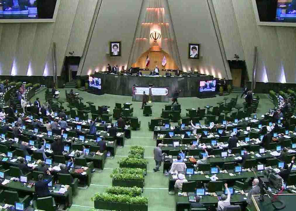 نواب البرلمان الايراني يطالبون بمواصلة ظريف لمهامه