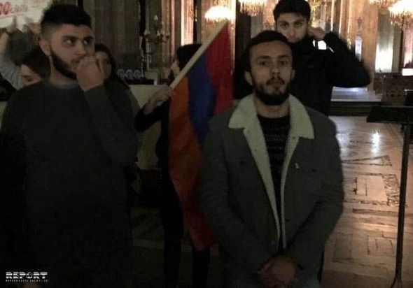 Парисдә Хоҹалы сојгырымы тәдбири кечирилән килсәјә ермәниләр басгын едибләр – Фото