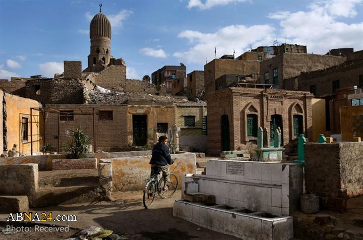 تقرير مصور/ الفقراء في مصر يعيشون مع الموتى بالمقبرة!