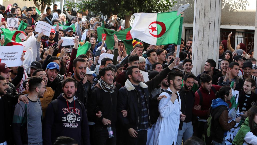 آلاف الجزائريين يواصلون تظاهراتهم بالعاصمة احتجاجاً على ترشيح بوتفليقة