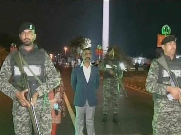 بھارتی پائلٹ کو سخت سکیورٹی میں واہگہ بارڈر پر بھارتی حکام کے حوالے کردیا گیا