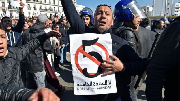 فيديو/ آلاف الجزائريين يشاركون في مسيرة احتجاج ضد ترشح بوتفليقة 