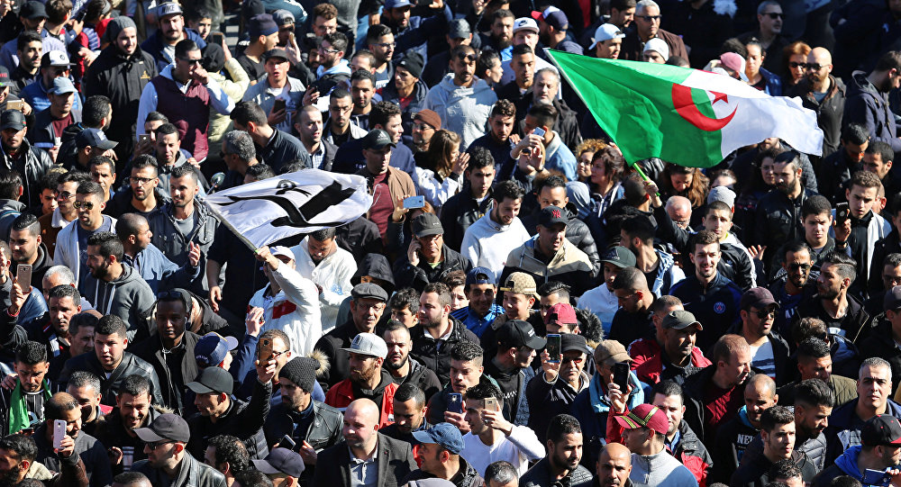 المعارضة الجزائرية تطالب كل المرشحين للرئاسة بالانسحاب وتدعو الجيش لتأمين البلاد