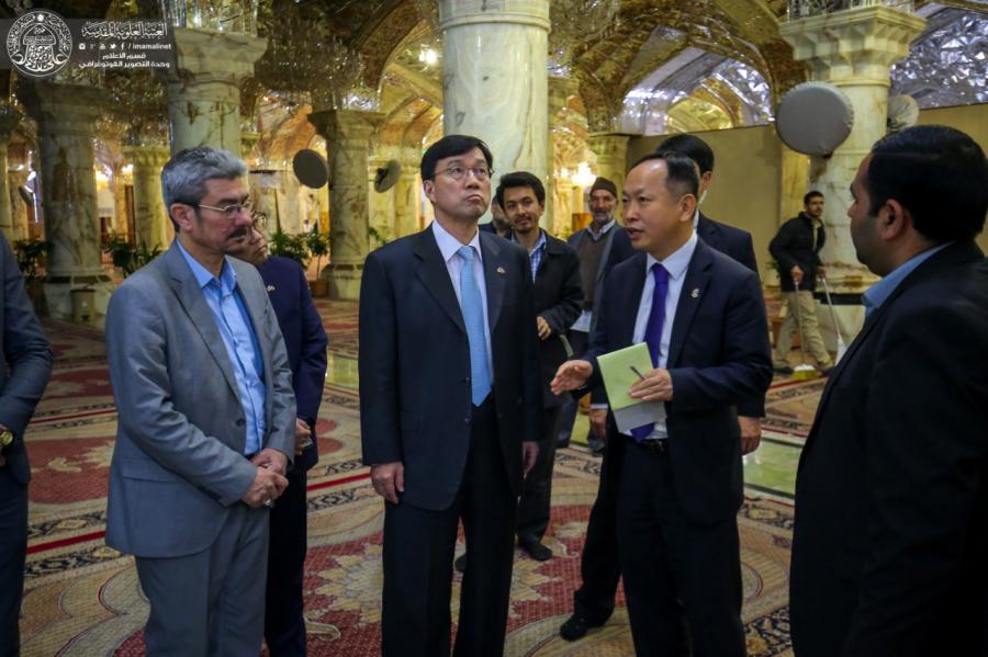 سفير كوريا الجنوبية لدى العراق يتشرف بزيارة مرقد أمير المؤمنين (ع)+(صور)