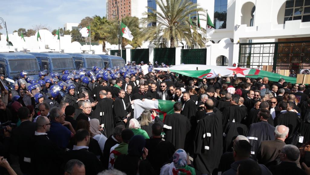 استقالة نواب من الحزب الحاكم في الجزائر وانضمامهم للاحتجاجات