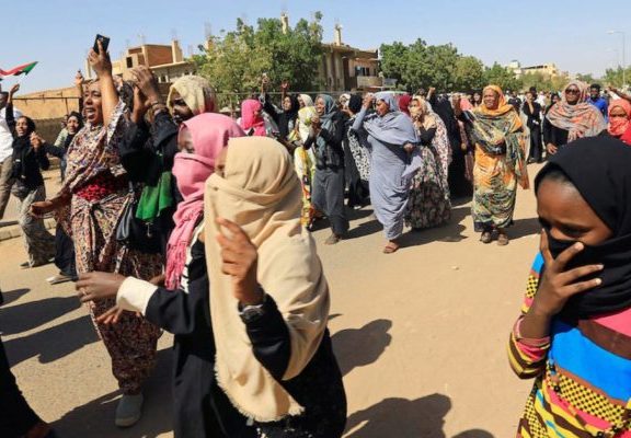 الرئيس السوداني يأمر بإطلاق جميع النساء المعتقلات على خلفية مشاركتهن بالاحتجاجات
