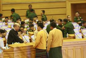 အဓိကအင္အားစုႏွစ္ရပ္ျဖစ္သည့္ တပ္မေတာ္ႏွင့္ ဒီခ်ဳပ္အၾကား ဖြဲ႕စည္းပုံျပင္ေရးညိႇႏႈိင္းရန္ တိုက္တြန္း