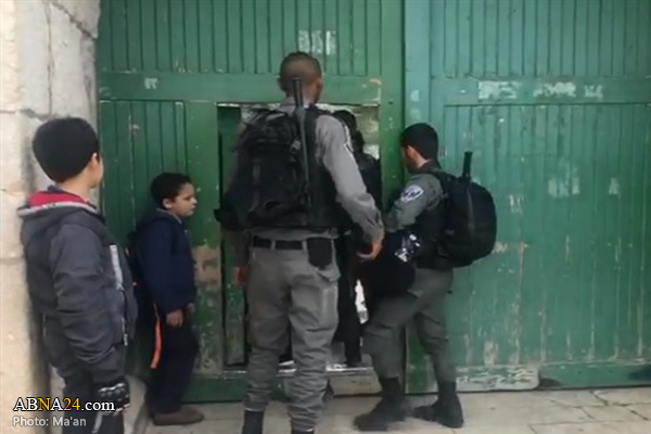 Israeli forces seal off Al-Aqsa gates, assault worshipers (+Photos)