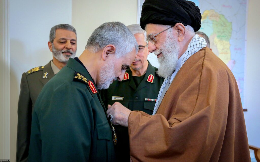 “El general Soleimaní recibió la más alta orden militar de Irán de manos del Imam Jameneí” 