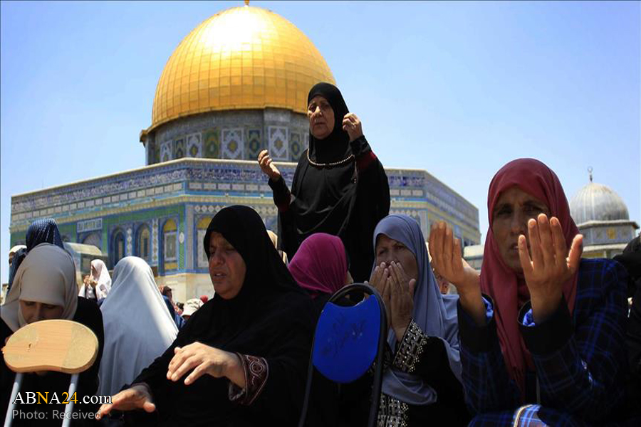 Palestinians perform prayers at Al-Aqsa after reopening of gates