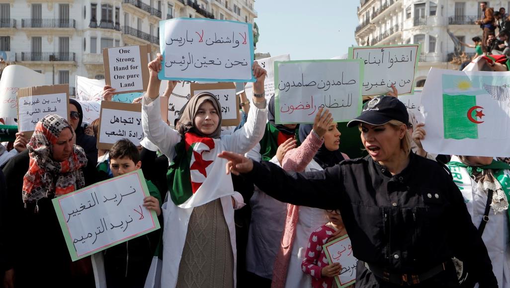 المعارضة ترفض قرارات الرئيس الجزائري "بوتفليقة" وتعتبرها "تمديدا" للعهدة الرابعة