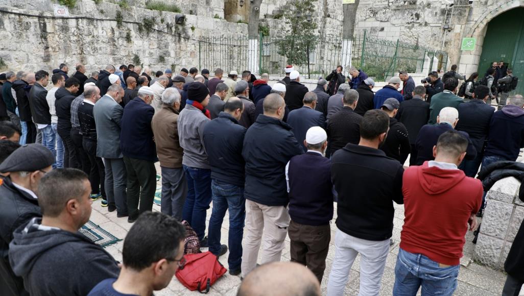 الاحتلال الاسرائيلي يعيد فتح أبواب المسجد الأقصى والمقدسيون يؤدون صلاة الفجر