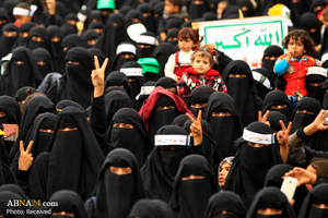 イエメン人女性が、ハッジャ州でのサウジ連合軍の犯罪に対する抗議集会