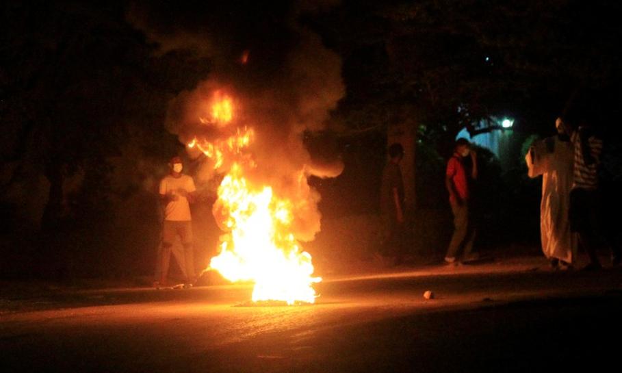 محتجون في تظاهراتهم يهتفون ”الثورة خيار الشعب“ بالخرطوم 