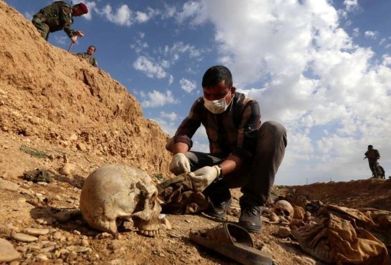 العثور على رفات 65 موظفا حكوميا في "مقبرة جماعية" بالعراق