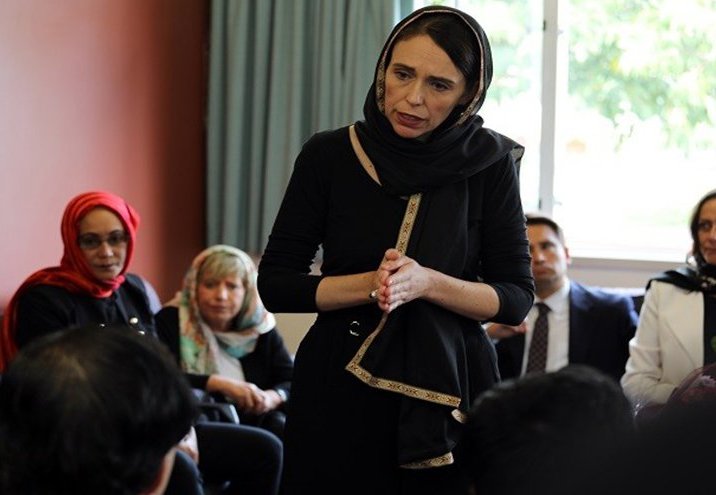 رئيسة وزراء نيوزيلندا ترتدي "الحجاب" احتراما لضحايا المسجدين