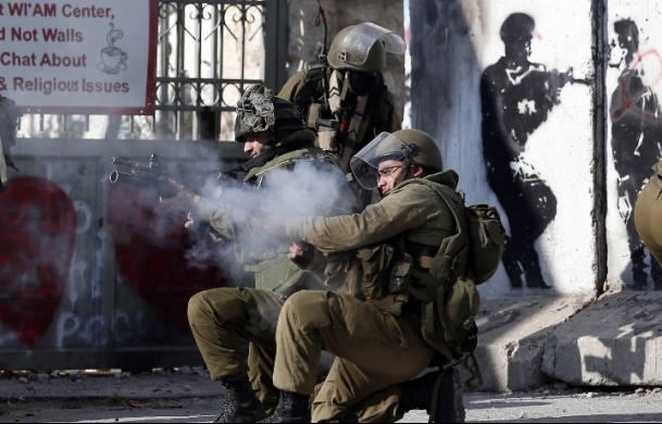 الاحتلال يصيب عددًا من الفلسطينيين ويعتقل آخرين بالضفة الغربية