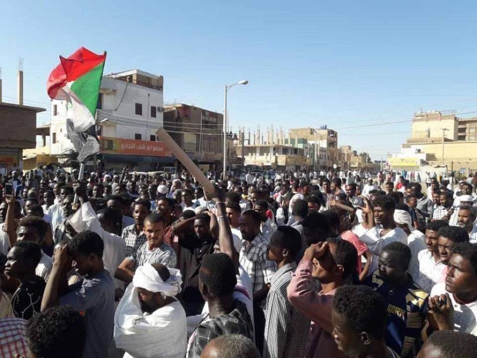 الطلاب ينضمون الی مظاهرات في شوارع العاصمة الخرطوم