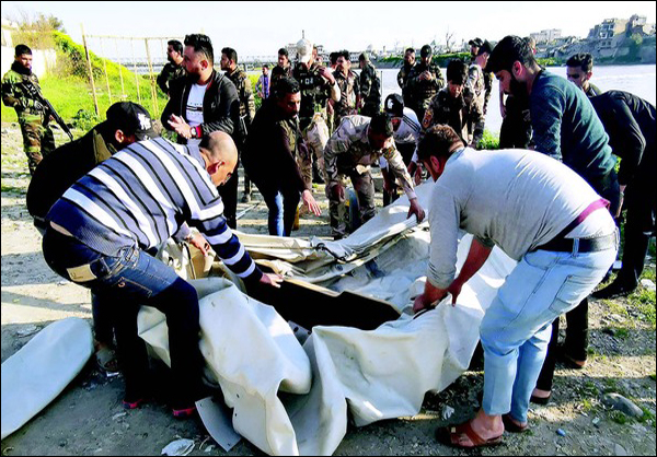 فيديو/ مشاهد مروعة لجثث ضحايا عبارة الموت بالموصل