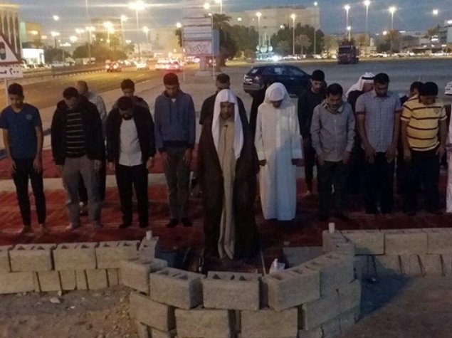 مواطنون يؤدون الصلاة في موقع "مسجد العلويات" المهدم ضمن 38 مسجداً إبان فترة الطوارئ