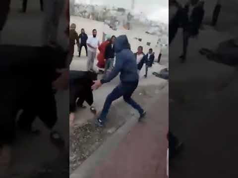 مستوطنون يعتدون على "سيدة فلسطينية ونجلها" بالخليل + (فيديو)