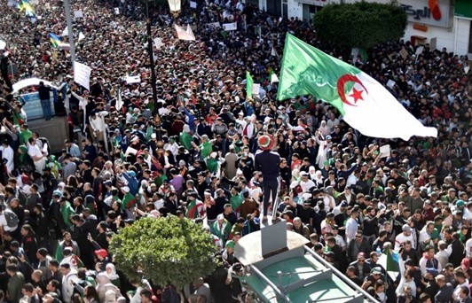تظاهرة حاشدة في العاصمة الجزائرية تطالب بالتغيير
