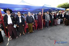 ၂၀၀၈ ဖြဲ႕စည္းပံု အေျခခံဥပေဒ ျပင္ဆင္ေရး ေထာက္ခံေၾကာင္း ေရွ႕ေနမ်ား ဆႏၵထုတ္ေဖာ္