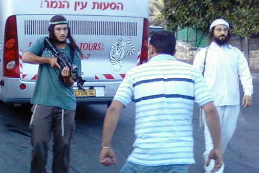مستوطن صهيوني يطلق النار اتجاه "منازل الفلسطينيين" بالخليل