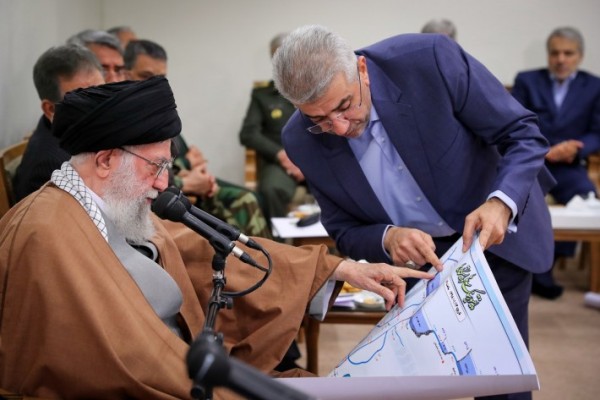 الامام الخامنئي يرعى اجتماعا خاصا بعملیات اغاثة المنكوبين بالسيول