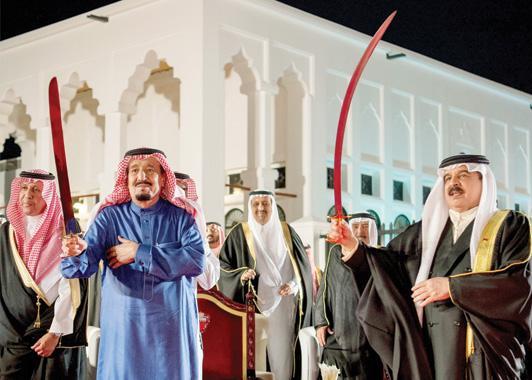 الملك سلمان يقوم بزيارة مفاجئة إلى دولة البحرين