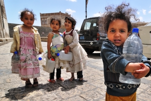 العدوان السعودي يحارب المدنيين في "مياه الشرب"