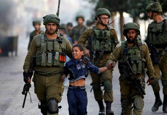 250 طفلًا فلسطينيًّا محرومون من أبسط حقوقهم في "سجون الاحتلال"