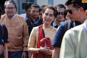 အစုိးရအဖြဲ႕၀င္မ်ား စီးေသာကားမ်ားသည္ ကားမစီးႏုိင္သည့္ ျပည္သူမ်ား၏ ေခြၽးႏွဲစာမ်ားပါ၀င္၍ ျပန္အလုပ္အေကြၽးျပဳရန္ ေဒၚေအာင္ဆန္းစုၾကည္ လ