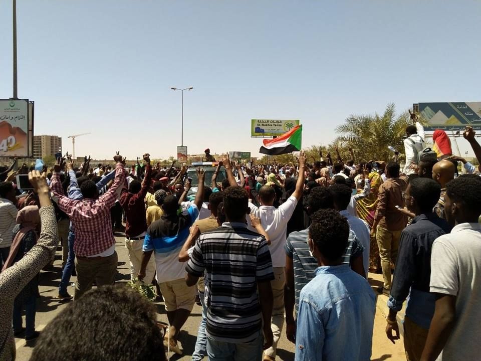 المتظاهرون يدخلون مقرا "القيادة العسكرية والرئيس السوداني"