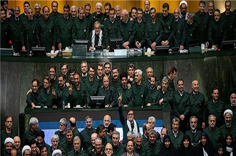 İranlı milletvekilleri Sipahilerin üniformasını giydi
