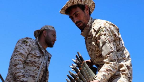 Grande movimentação de supostas forças de Haftar é vista em VÍDEOS e FOTOS na Líbia Grande movimentação de supostas forças de Haftar é vista em VÍDEOS e FOTOS na Líbia