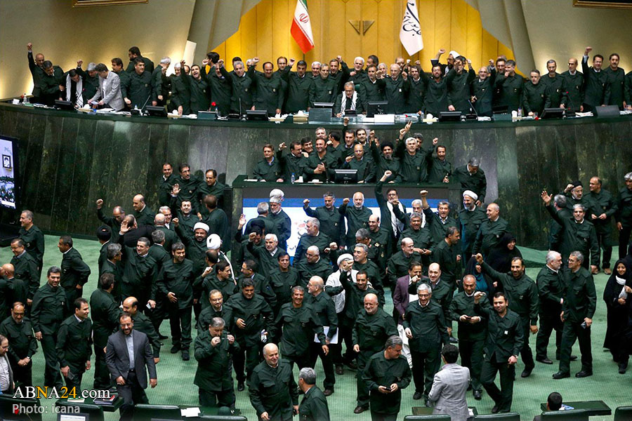 Berita Bergambar: Ahli Parlimen Iran Kenakan Uniform Tentera Revolusi