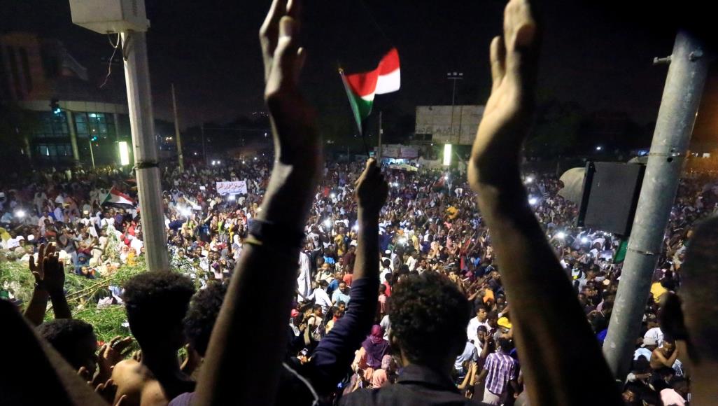 المتظاهرون السودانيون يرفضون بيان الجيش ويهتفون "تسقط تاني"