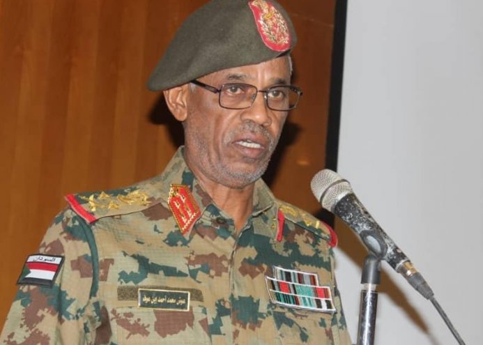 "بن عوف" يؤدي القسم رئيسا للمجلس العسكري السوداني