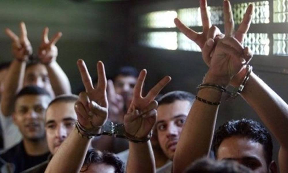 الأسرى الفلسطينيون يعلقون إضرابهم في السجون الإسرائيلية