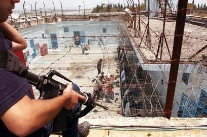 أسير فلسطيني يطعن ضابطاً إسرائيلياً في سجن ايشل 