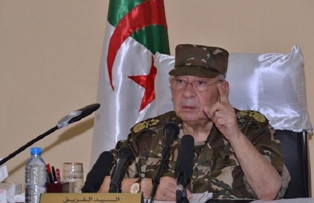 قائد الجيش الجزائري يهدد رئيس المخابرات السابق بسبب "اجتماعات الخفاء"