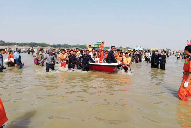 ခ်င္းတြင္းသႀကၤန္သြားသည့္ စက္ေလွနစ္ျမဳပ္ အေလာင္းတခ်ဳိ႕ ဆယ္ယူရရွိ