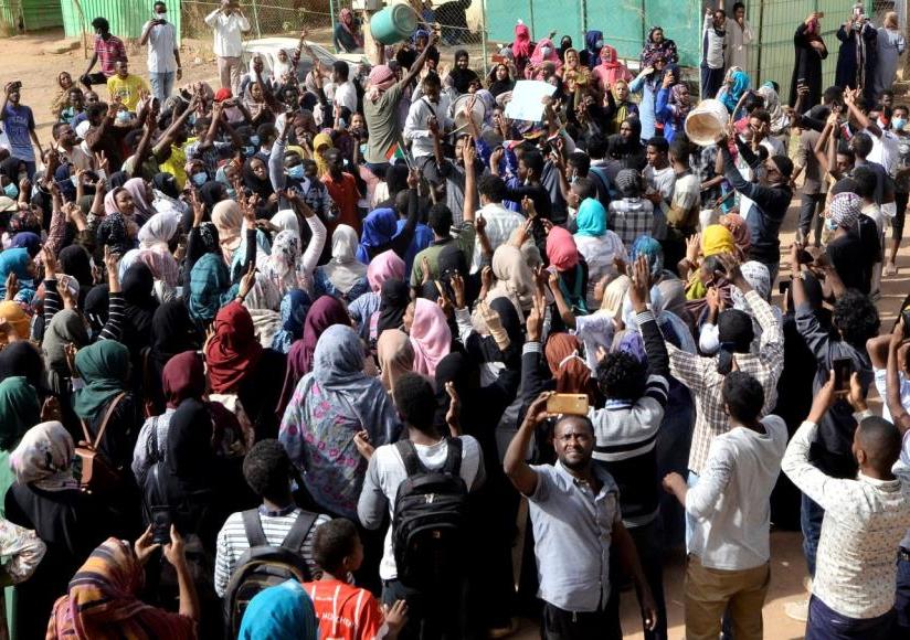 السودانيون يطالبون بحل المجلس العسكري واستبداله بمدني