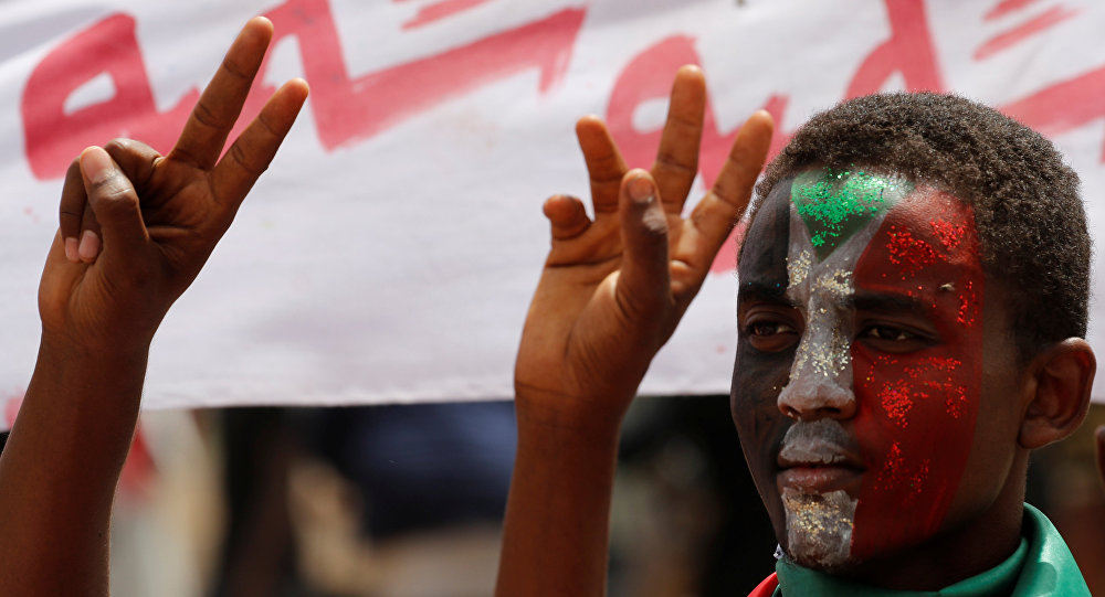 محتجون يتدفقون على اعتصام خارج وزارة الدفاع السودانية للمطالبة بسلطة مدنية
