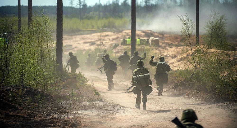 França enviará militares e material bélico para perto da fronteira da Rússia