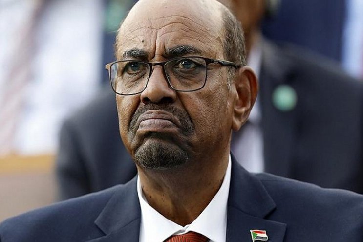 صحفي سوداني يكشف عن تفاصيل خطيرة دفعت لخلع البشير!