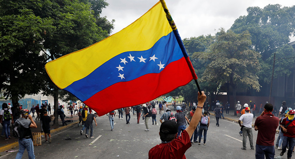 'Batam palmas': Rússia pede que EUA sigam 'longe do gatilho' por guerra na Venezuela