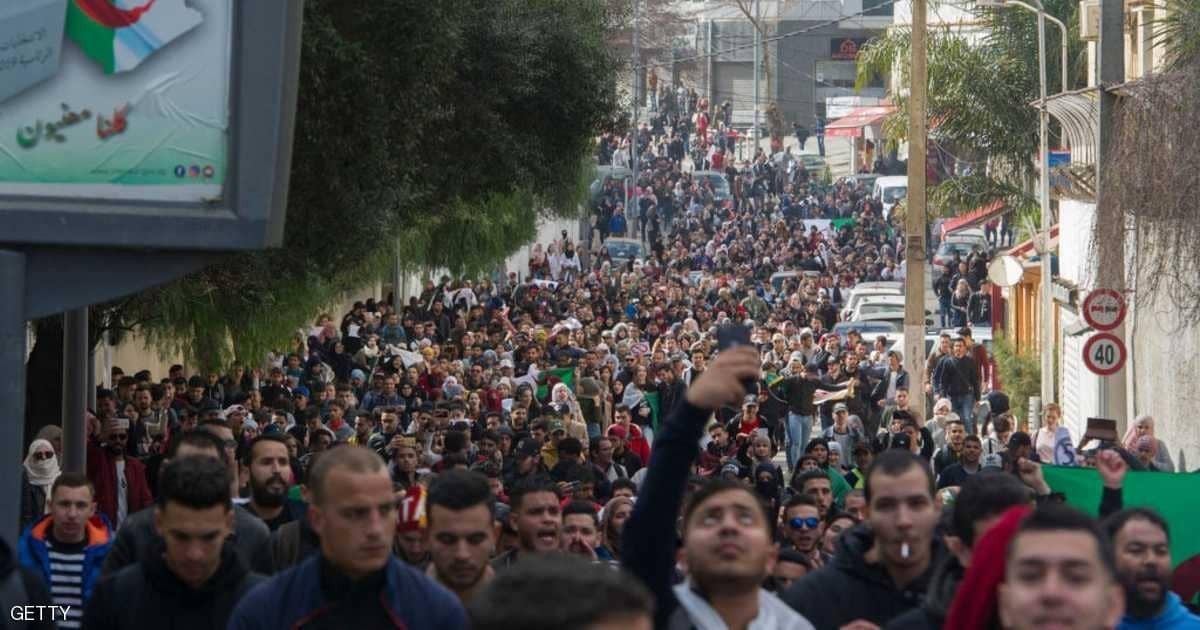  عشرات الآلاف يتظاهرون ضد النخبة الحاكمة في العاصمة الجزائرية